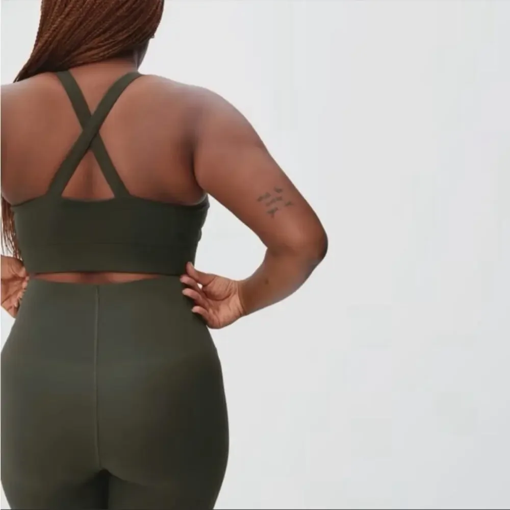 NWT Everlane The Perform Cropped Top Sports Bra